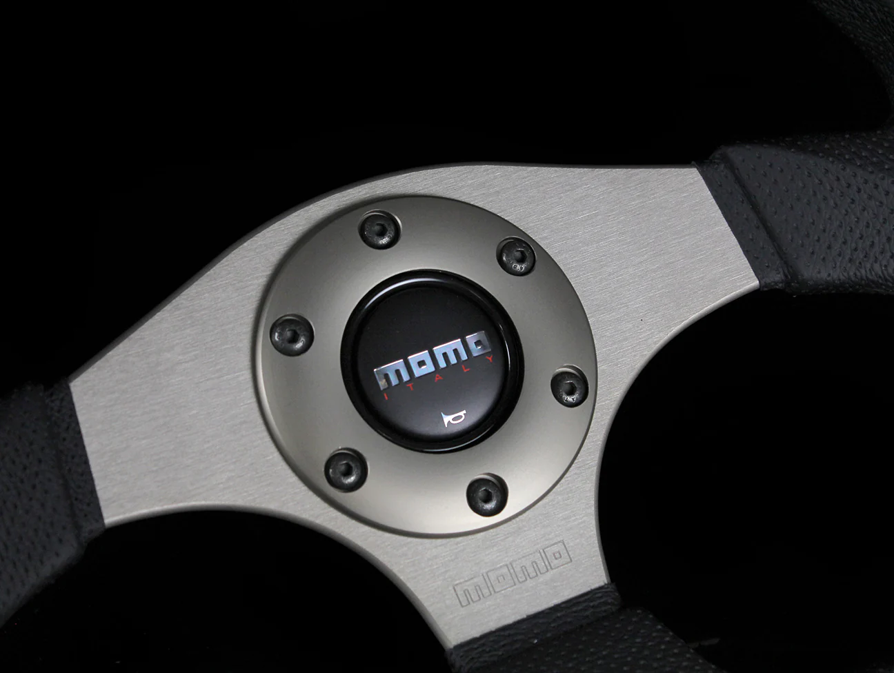 Momo Eagle 350mm Steering Wheel - Image 3