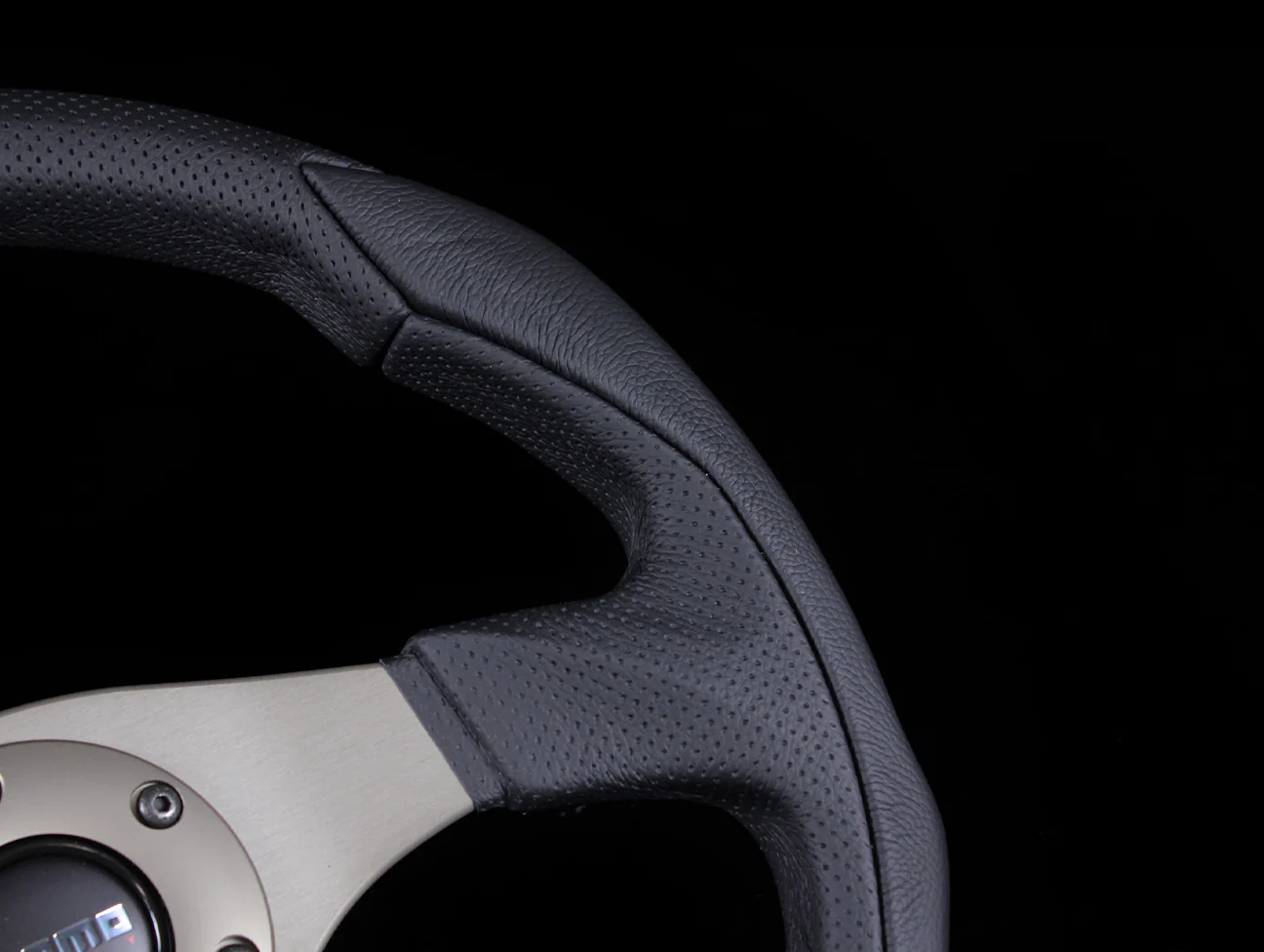 Momo Eagle 350mm Steering Wheel - Image 4