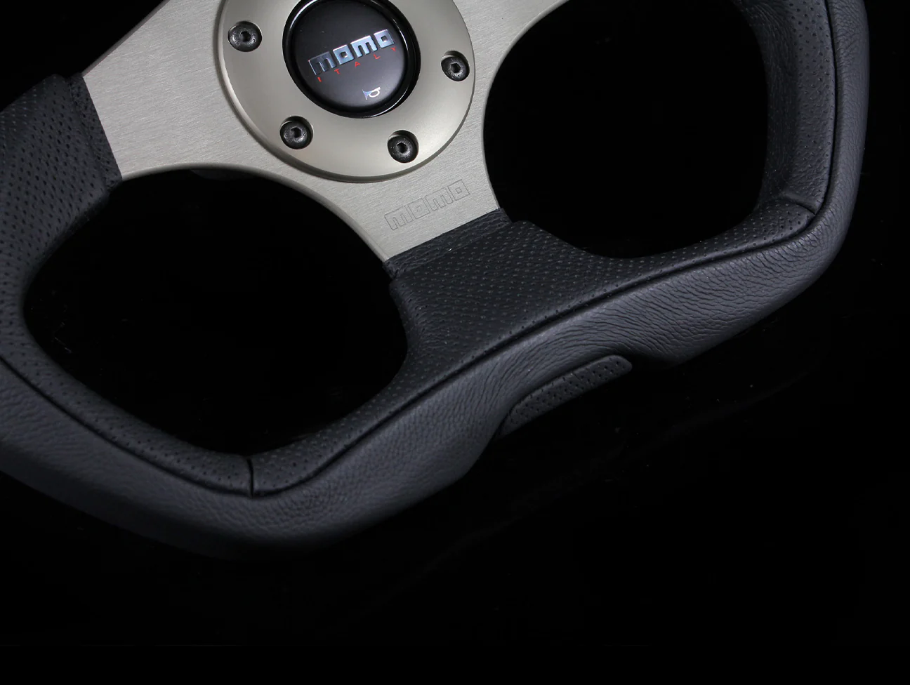 Momo Eagle 350mm Steering Wheel - Image 5