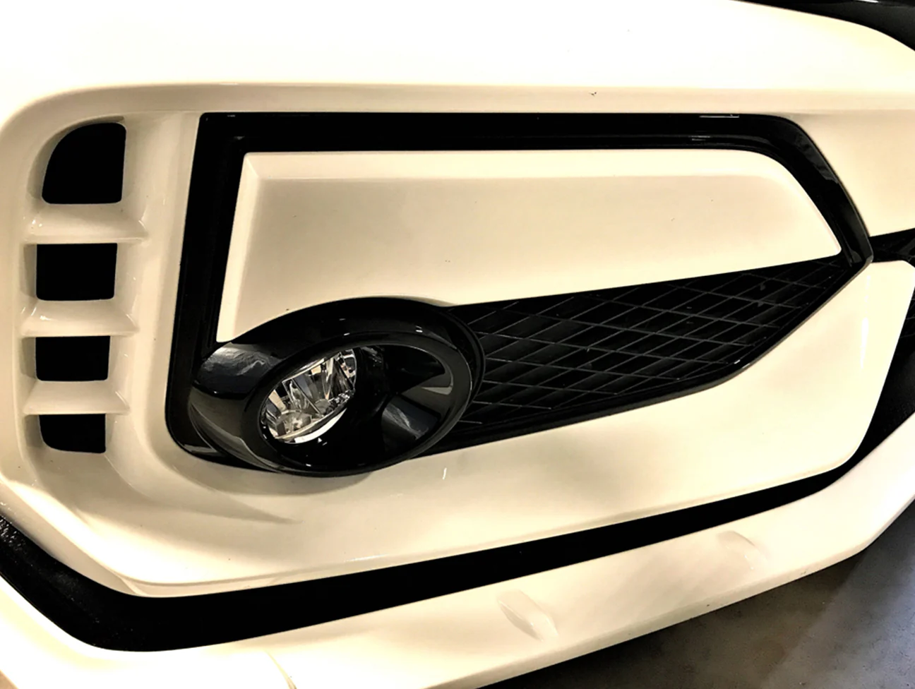 Mugen Front Grill Garnish Set - 2017-20 Civic Type-R (FK8) - Image 4