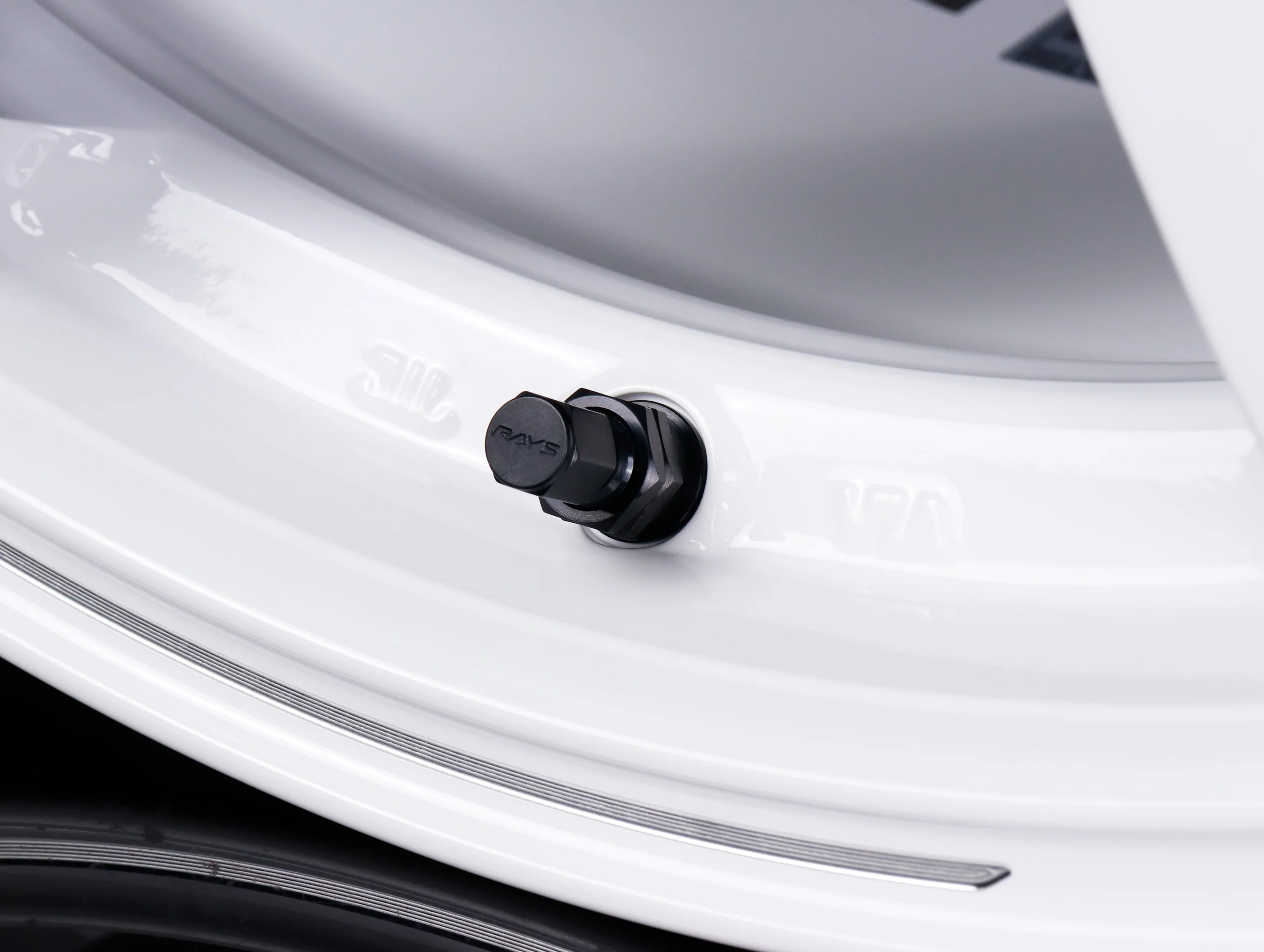 Volk Racing TE37 Saga S-Plus Time Attack Wheels - White/Redot / 18x9.5 / 5x120 / +38 - Image 10